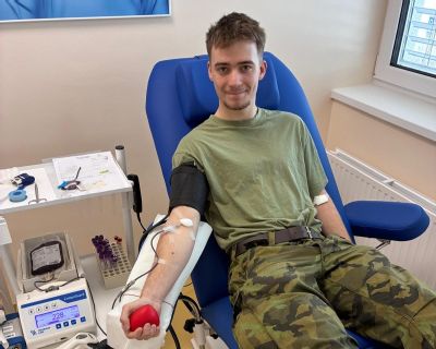 Mladí hrdinové v maskáčích: Žáci vojenské školy hromadně darovali krev v AGEL Transfúzní službě v Šumperku