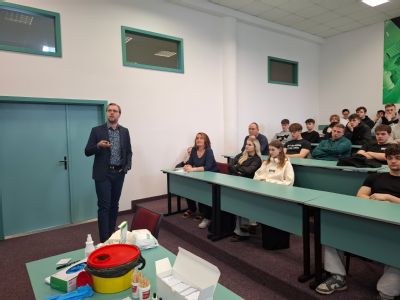 Škola se změní v transfuzní stanici. Zdravotníci si přijdou pro novou krev přímo za maturanty